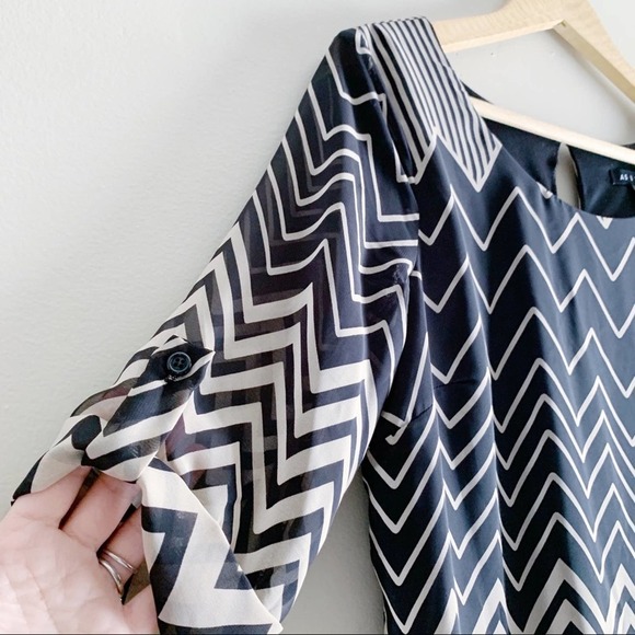 As U Wish • Short Sleeve Chevron Print Shift Dress, Black/Beige, Size Small - Picture 8 of 14